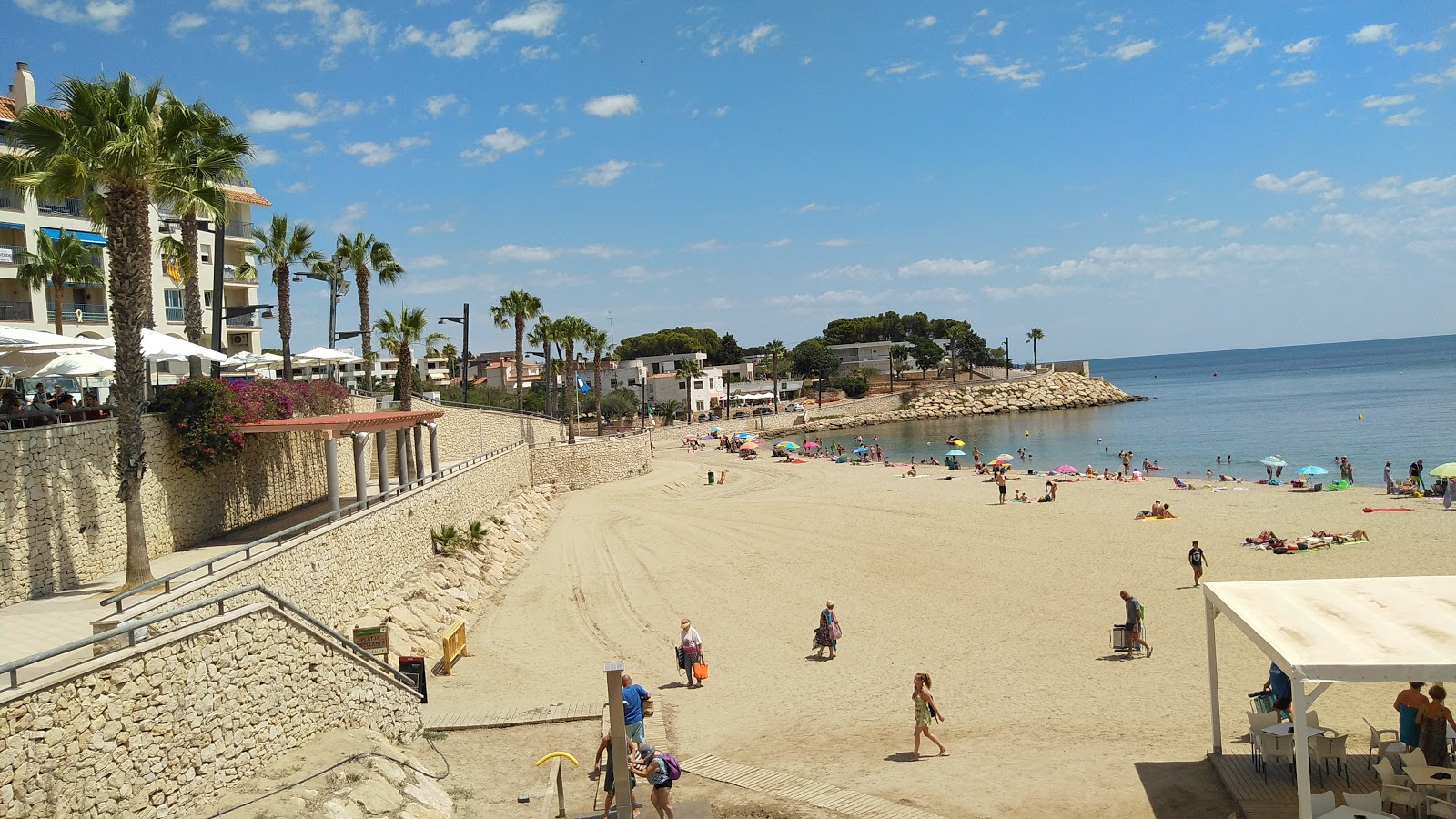 Foto van Platja De Les Avellanes met bruin zand oppervlakte