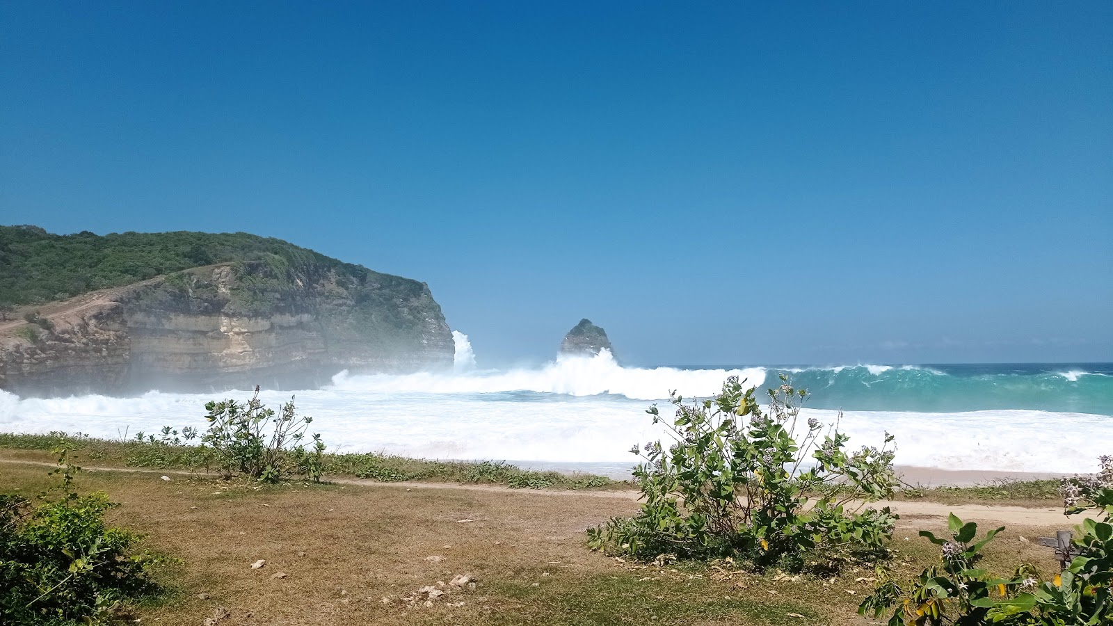 Zdjęcie Bilasayak Beach poparte klifami