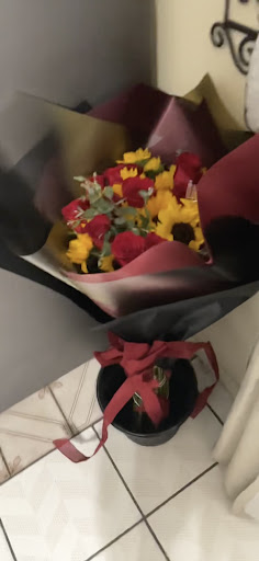 Cynthias Flowers & Gifts image