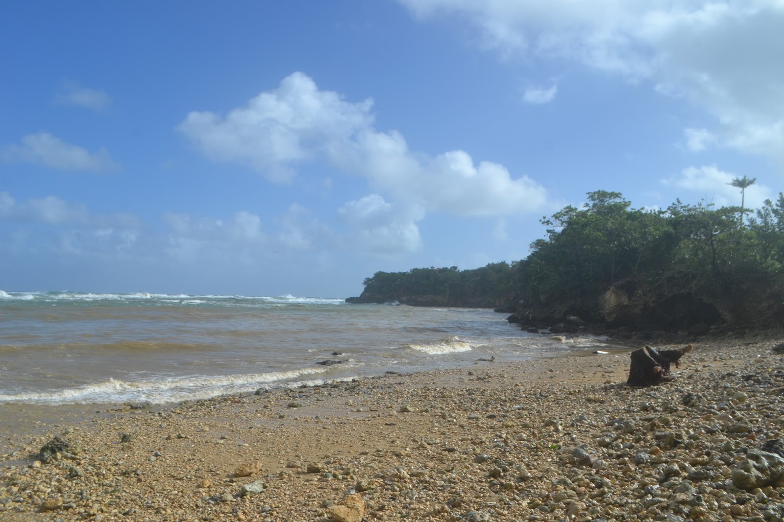 Foto di Playa El Puerto con una superficie del terreno roccioso