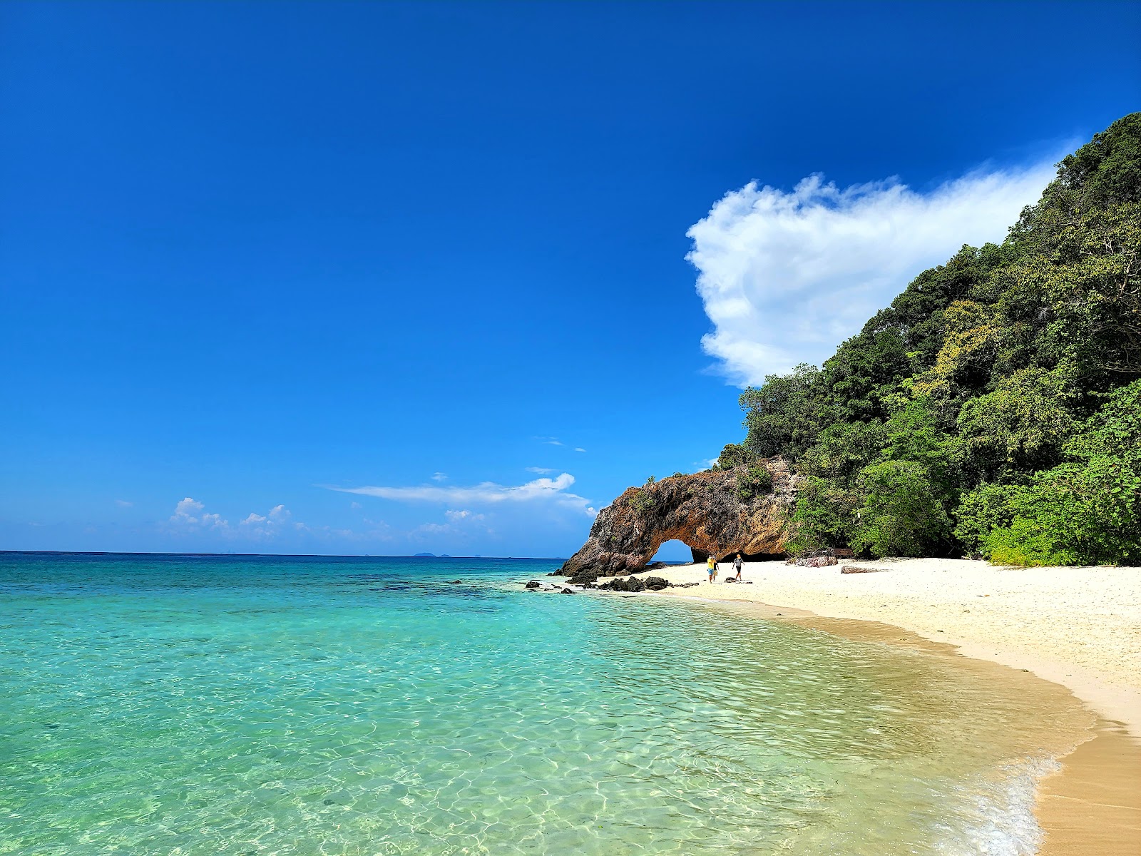 Foto av Koh Khai Strand med vit fin sand yta