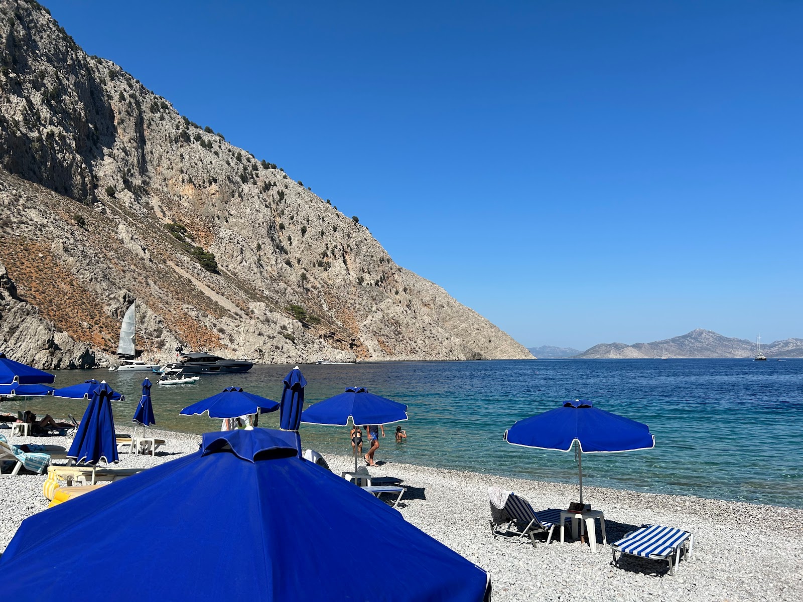 Nanou Beach'in fotoğrafı dağlarla çevrili
