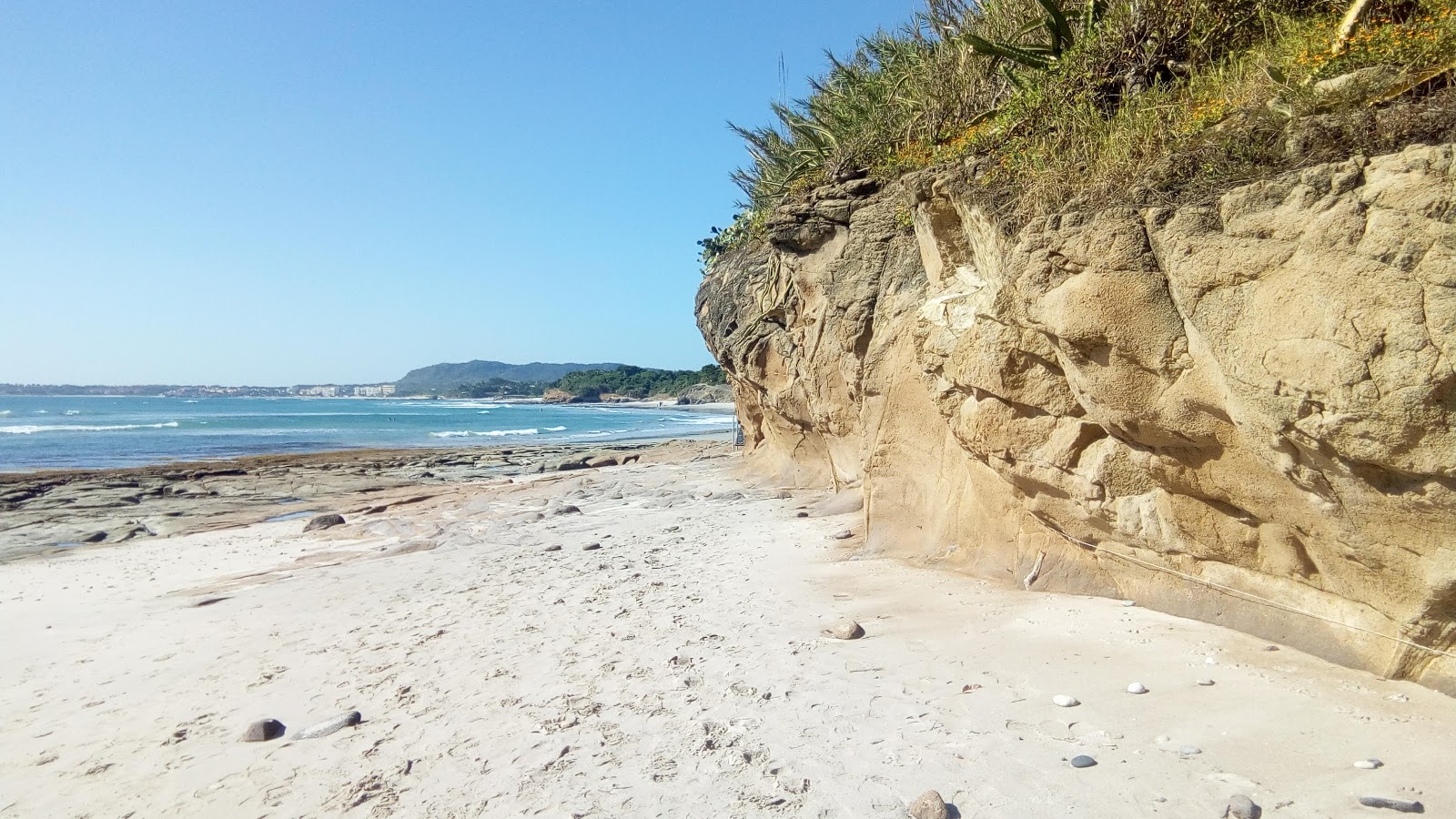 Photo de Lancha beach entouré de montagnes