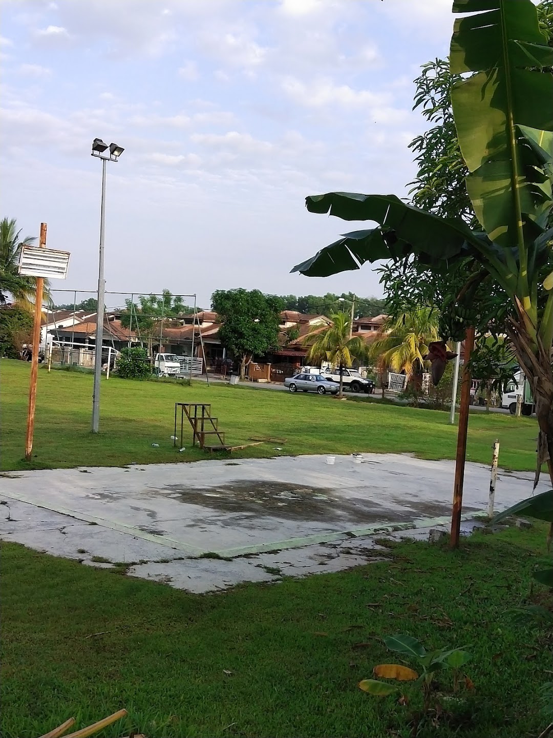 Bandar Rinching section 4 badminton court