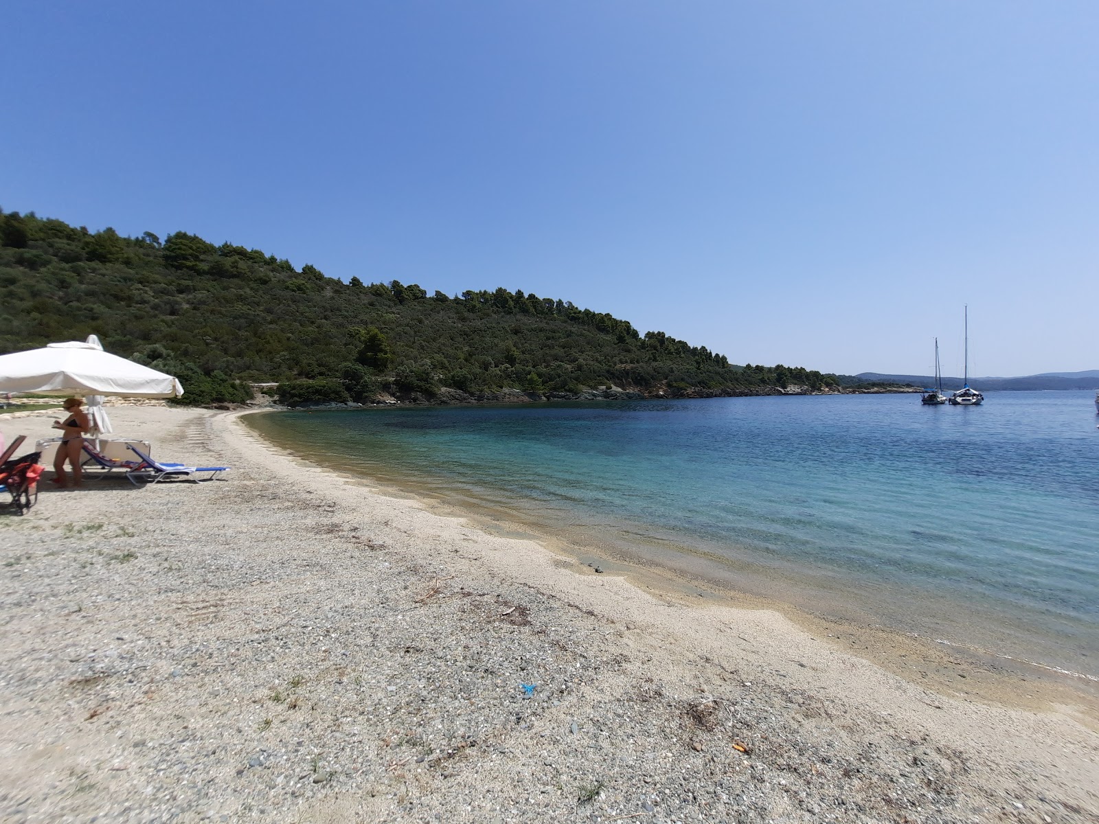 Foto de Likithos beach com areia brilhante superfície