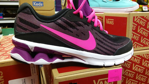 Shoe Store «Shoe Carnival», reviews and photos, 4835 W 77th St, Burbank, IL 60459, USA