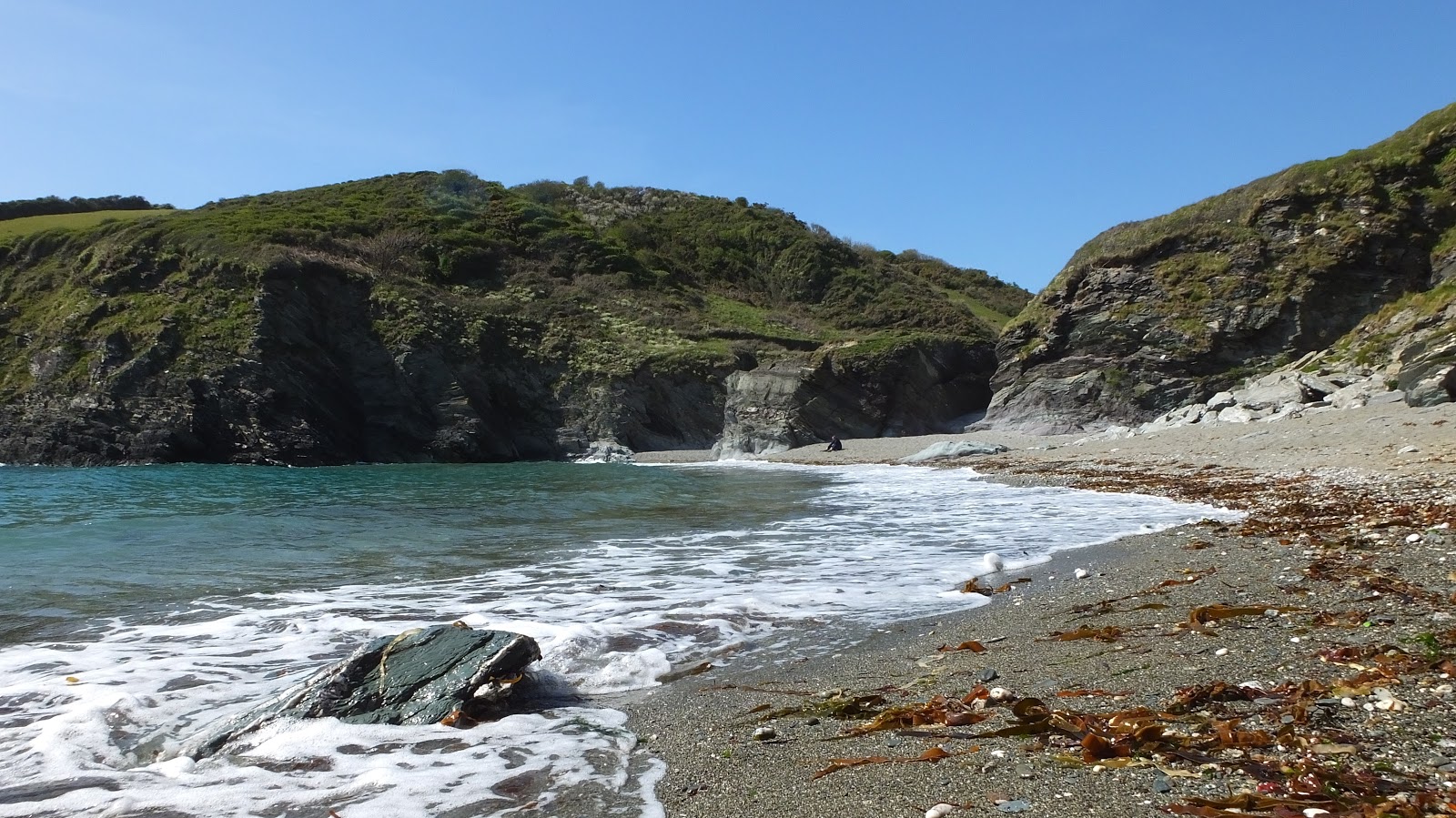 Fotografija Lansallos plaža z sivi kamenček površino