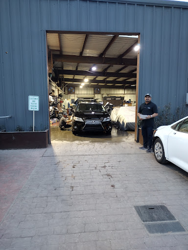 Auto Body Shop «Manriquez Body Shop», reviews and photos, 2411 Center St, Houston, TX 77007, USA