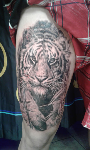 Tattoo Shop «New Traditions Tattoo Studio», reviews and photos, 720 S Twin City Hwy, Nederland, TX 77627, USA