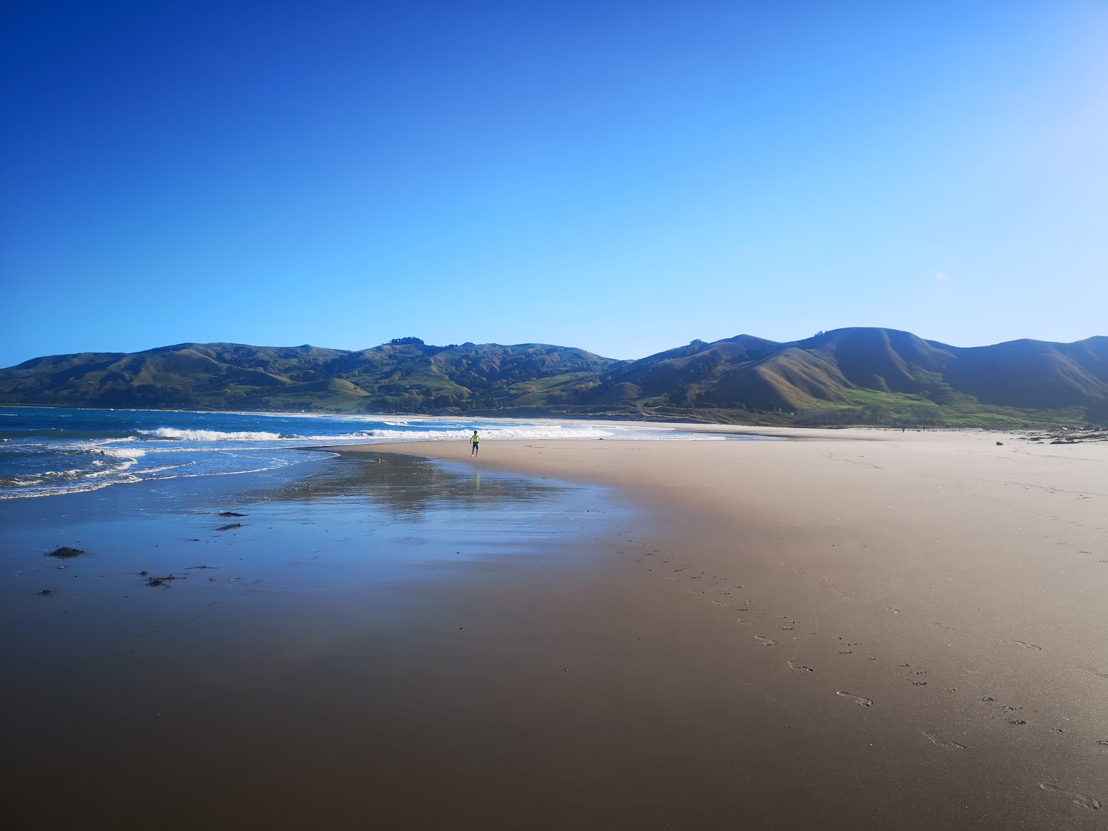 Foto von Pouawa Beach mit beiger sand Oberfläche