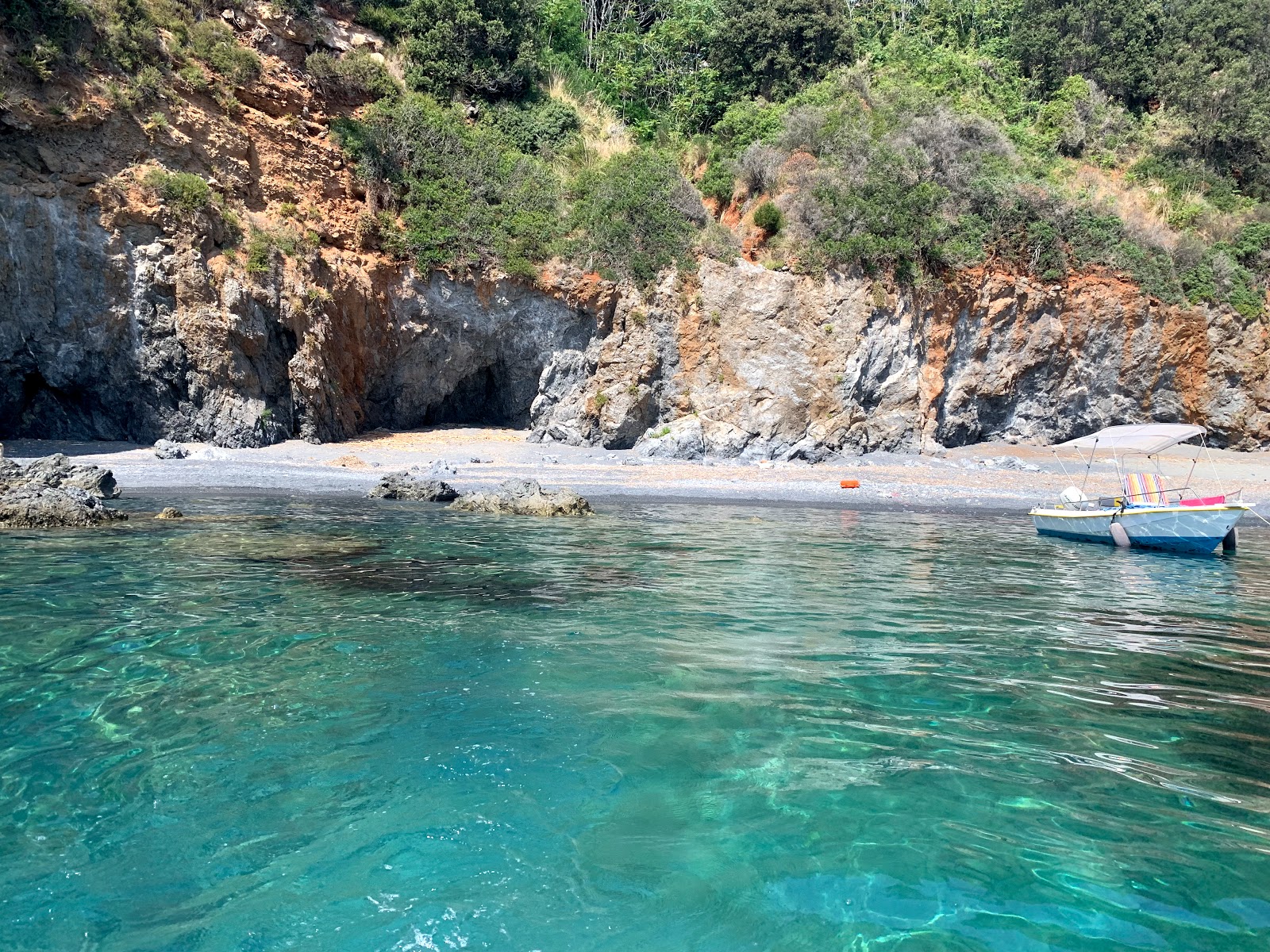 Caletta di Anjella'in fotoğrafı mavi sular yüzey ile