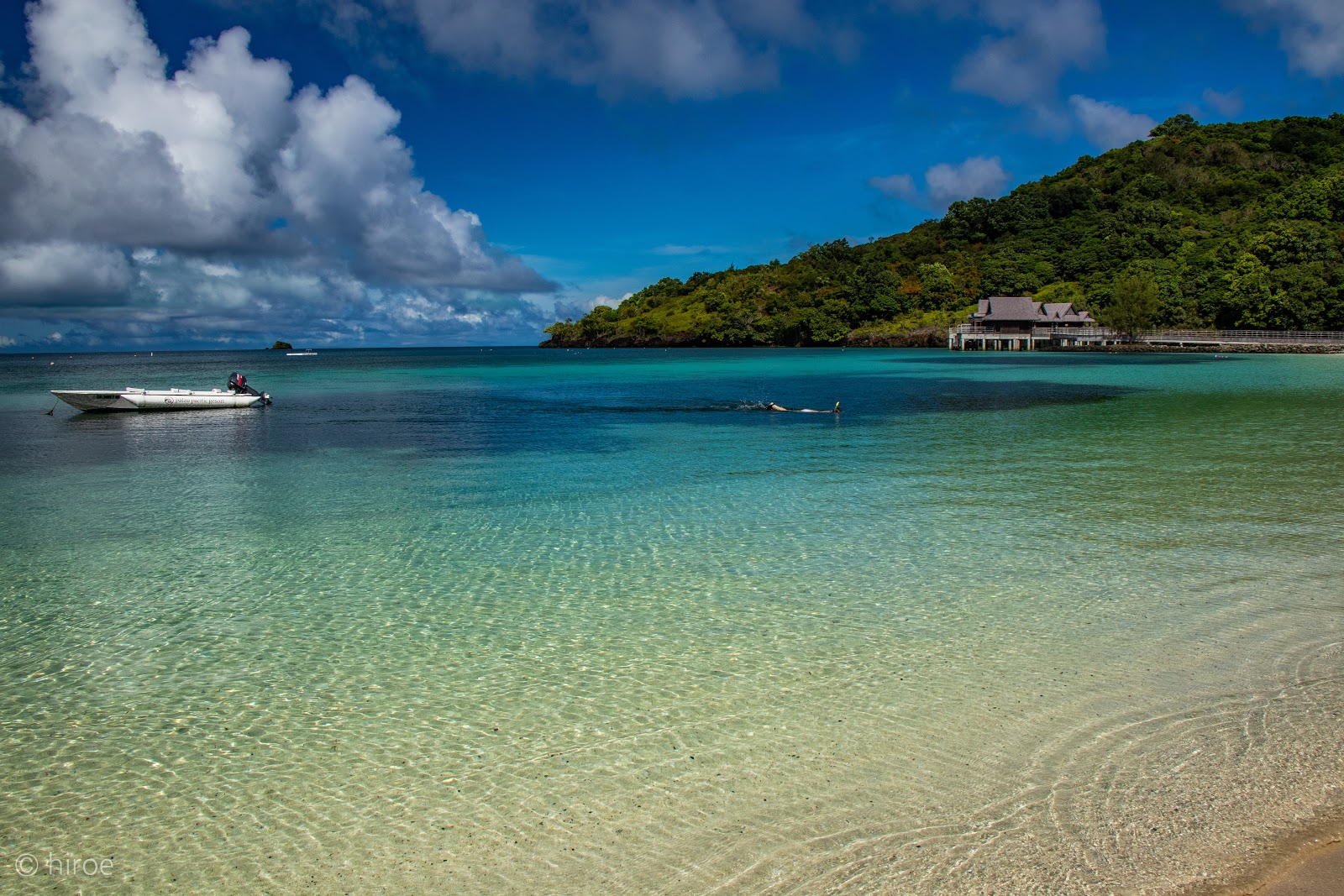 Palau Pacific Resort'in fotoğrafı geniş bir kıyı şeridi ile birlikte