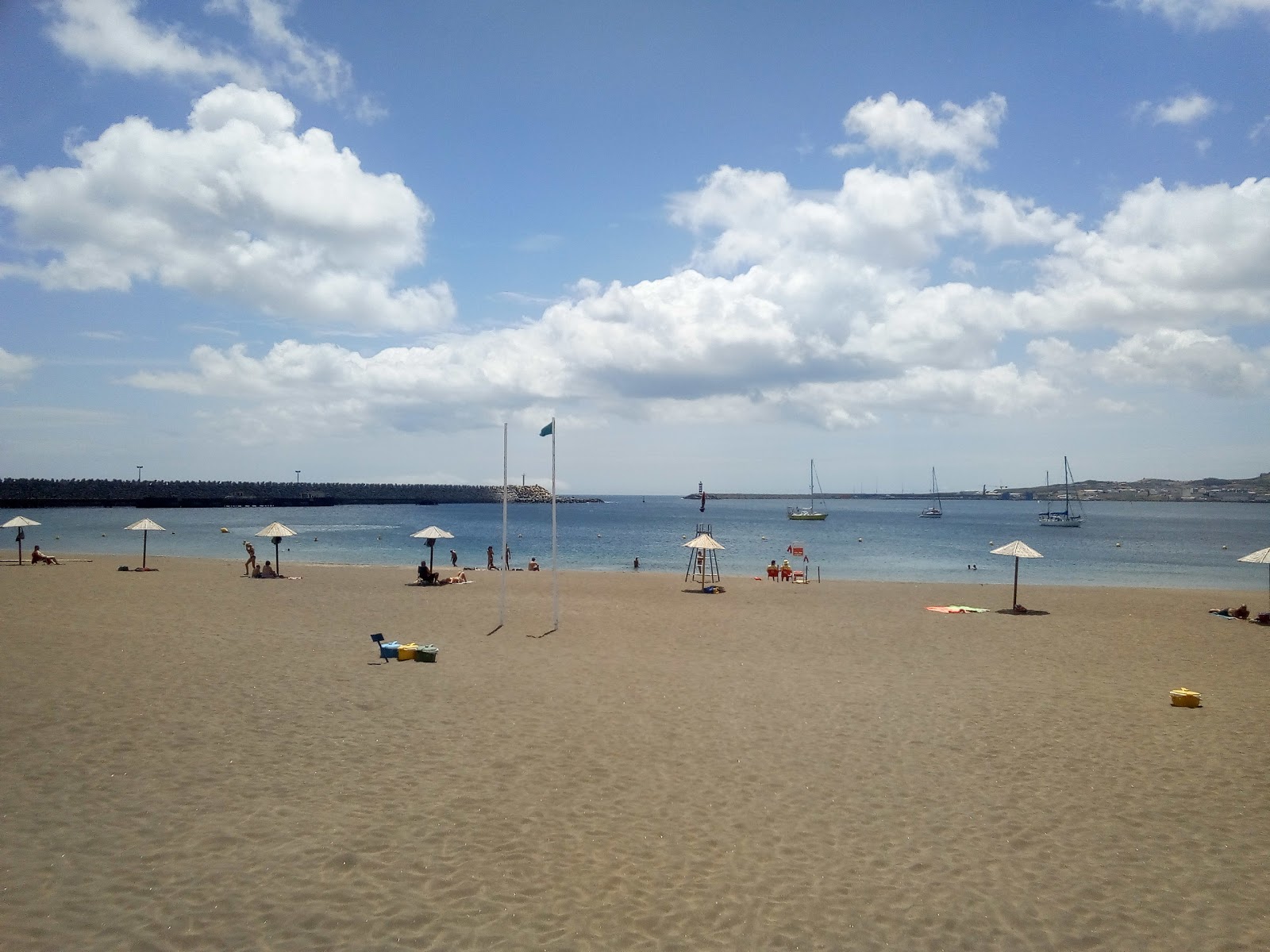 Foto van Praia da Vitoria ondersteund door kliffen