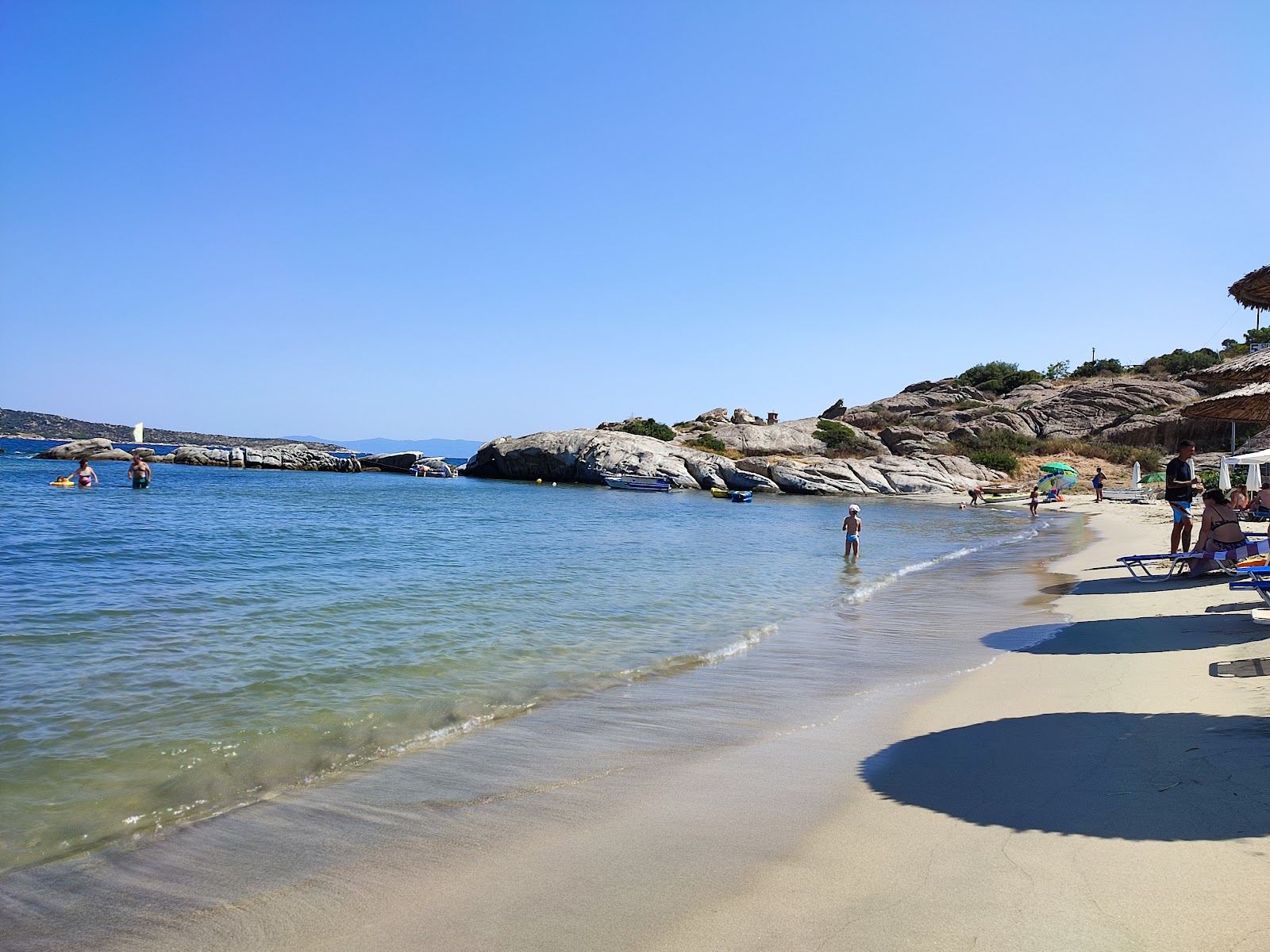 Linaraki Beach'in fotoğrafı - rahatlamayı sevenler arasında popüler bir yer