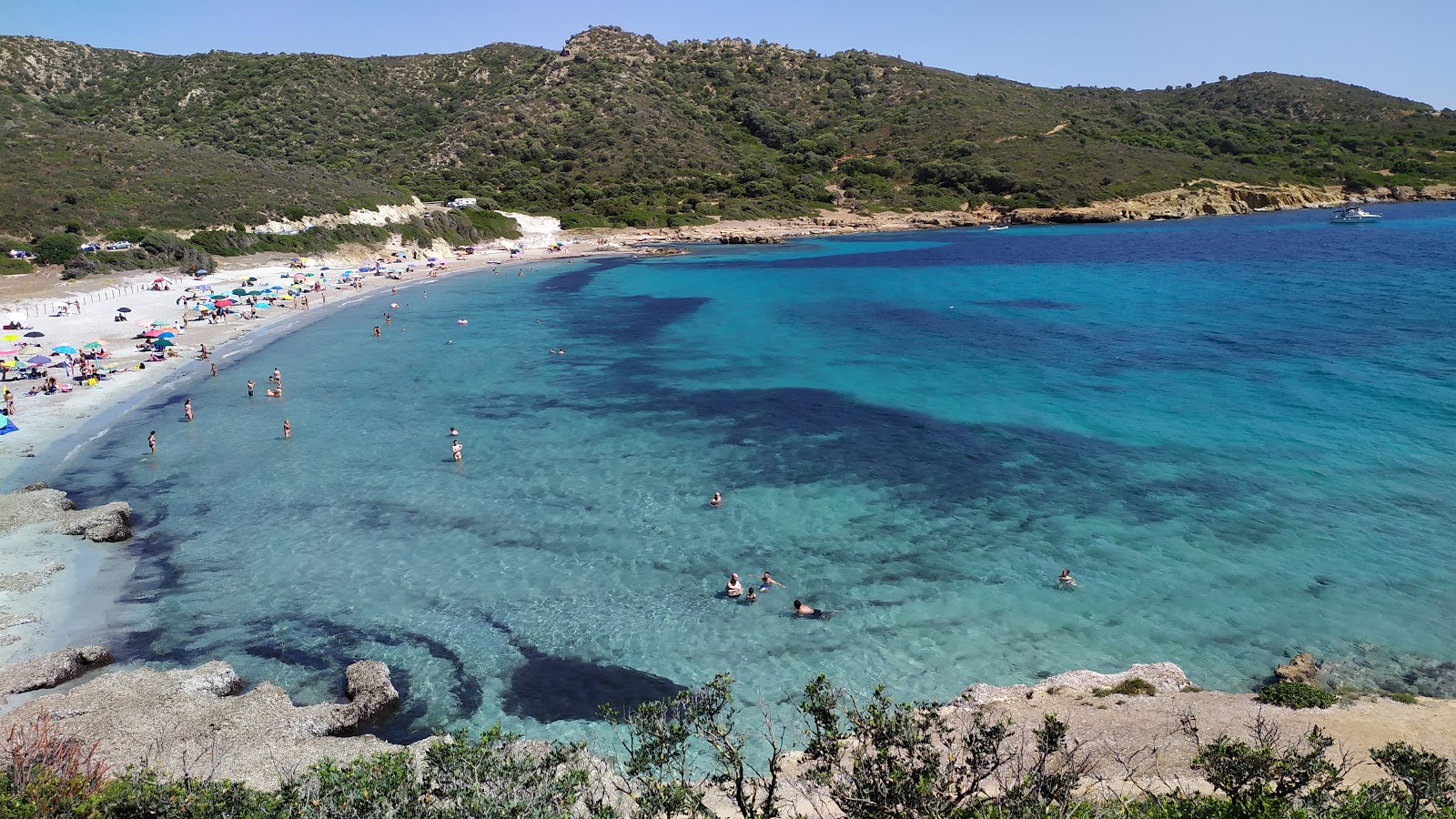 Foto von Spiaggia di Piscinni mit feiner weißer sand Oberfläche