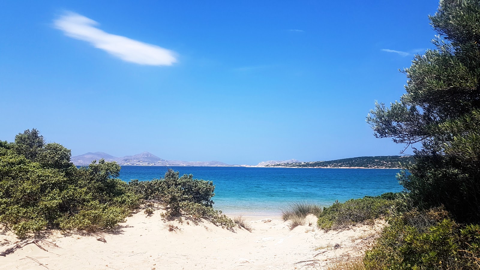 Foto di Spiaggia di Lageri sorretto da scogliere