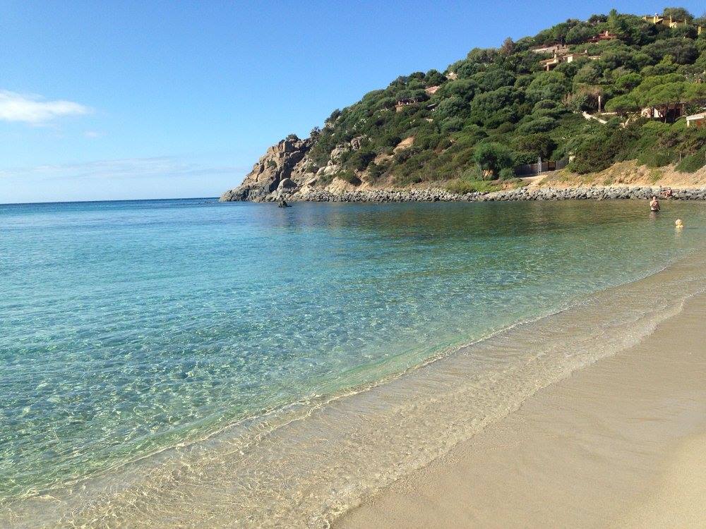 Foto di Spiaggia di Genn'e Mari con una superficie del sabbia fine e luminosa