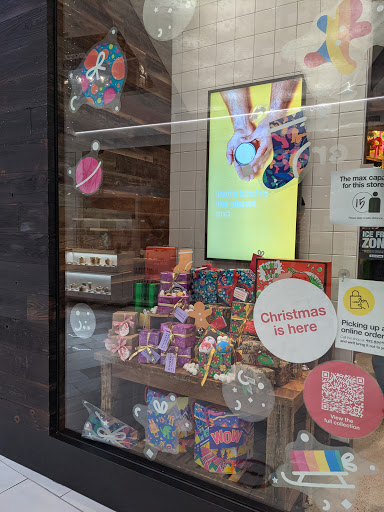 Cosmetics Store «Lush», reviews and photos, 112 E Broadway, Bloomington, MN 55425, USA