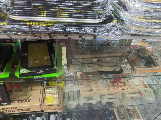 Tobacco Shop «The Hub Smoke Shop & Gifts», reviews and photos, 6410 N Oak Trafficway, Kansas City, MO 64118, USA