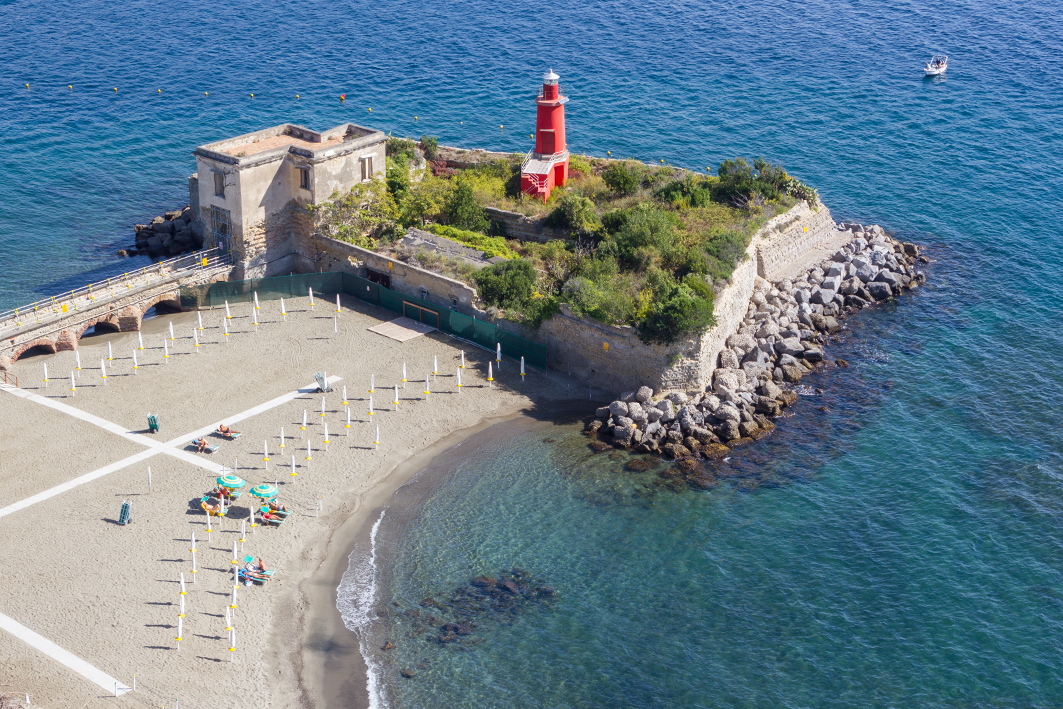 Fotografie cu Spiaggia del Castello di Baia înconjurat de munți