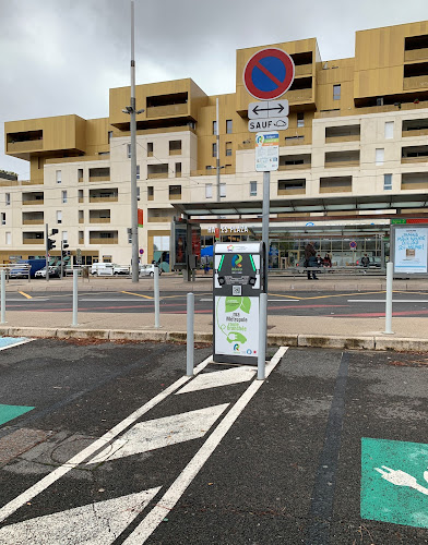 Borne de recharge de véhicules électriques Révéo Station de recharge Montpellier