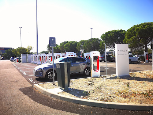 Tesla Supercharger à Le Pontet