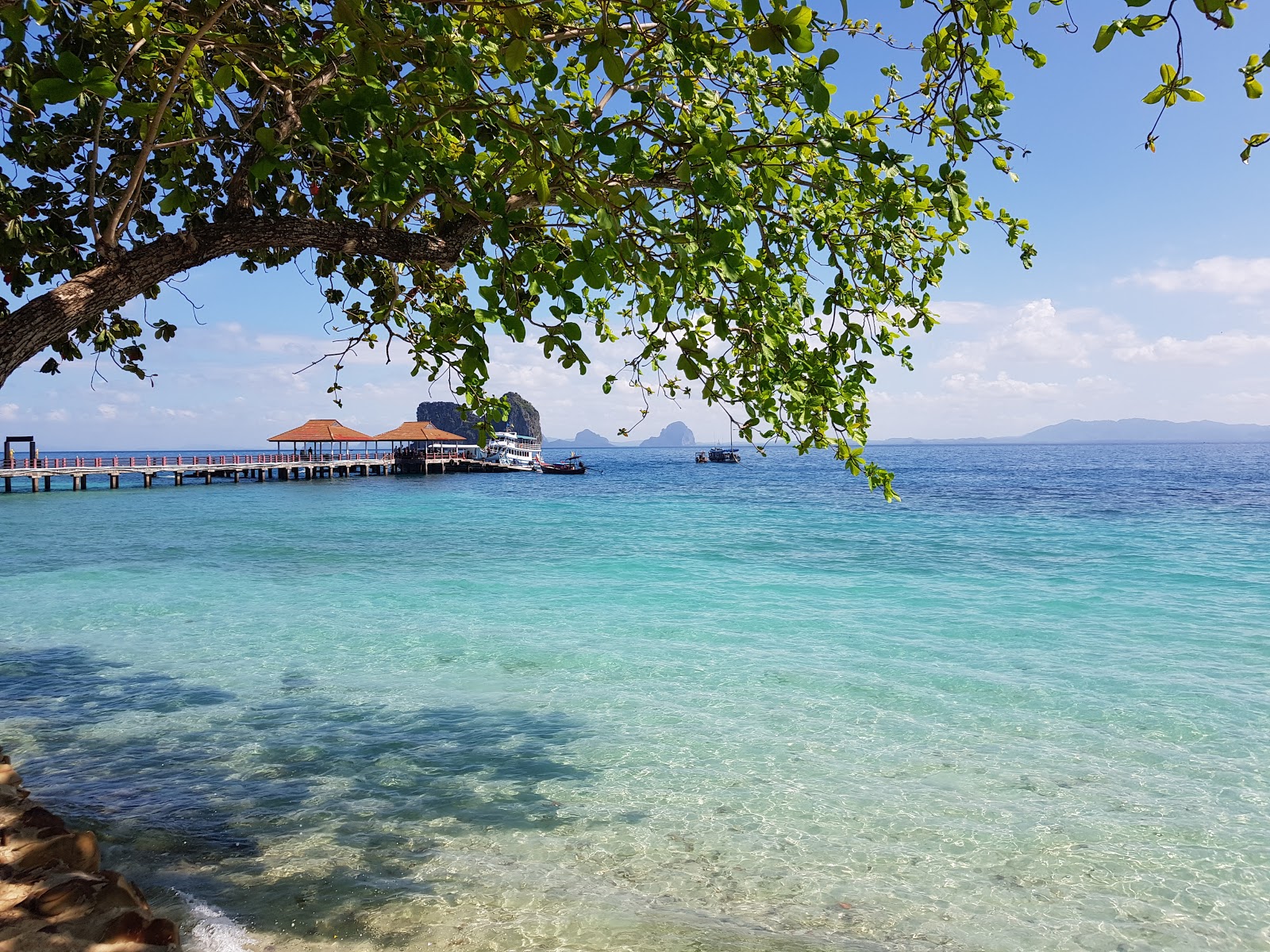 Foto af Koh Ngai Resort Beach omgivet af bjerge