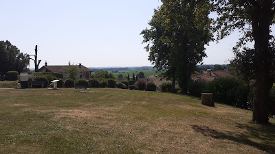 Une table avec de l'eau potable à Miramont-Sensacq