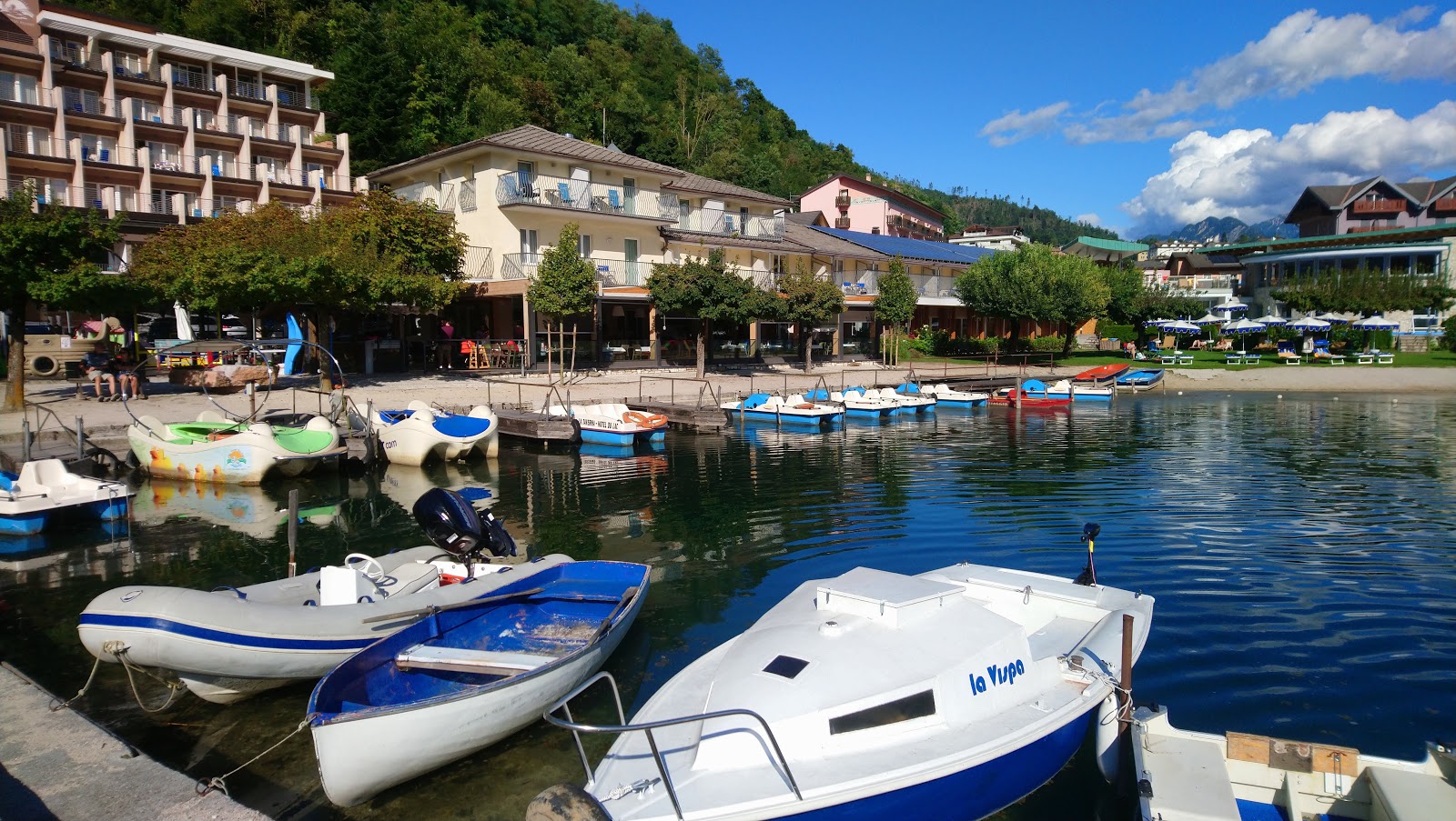 Spiaggia La Taverna'in fotoğrafı uçurumlarla desteklenmiş