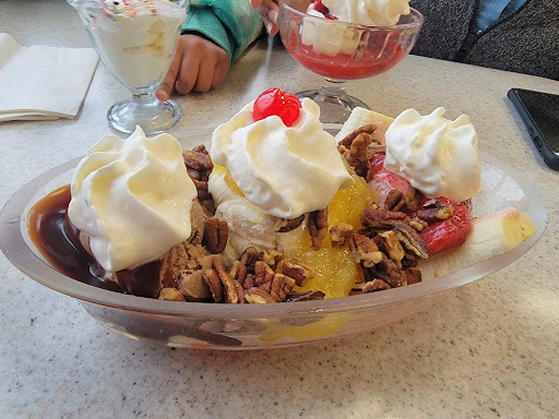 Ice Cream Shop «Oberweis Ice Cream and Dairy Store», reviews and photos, 6854 Rochester Rd, Rochester, MI 48307, USA