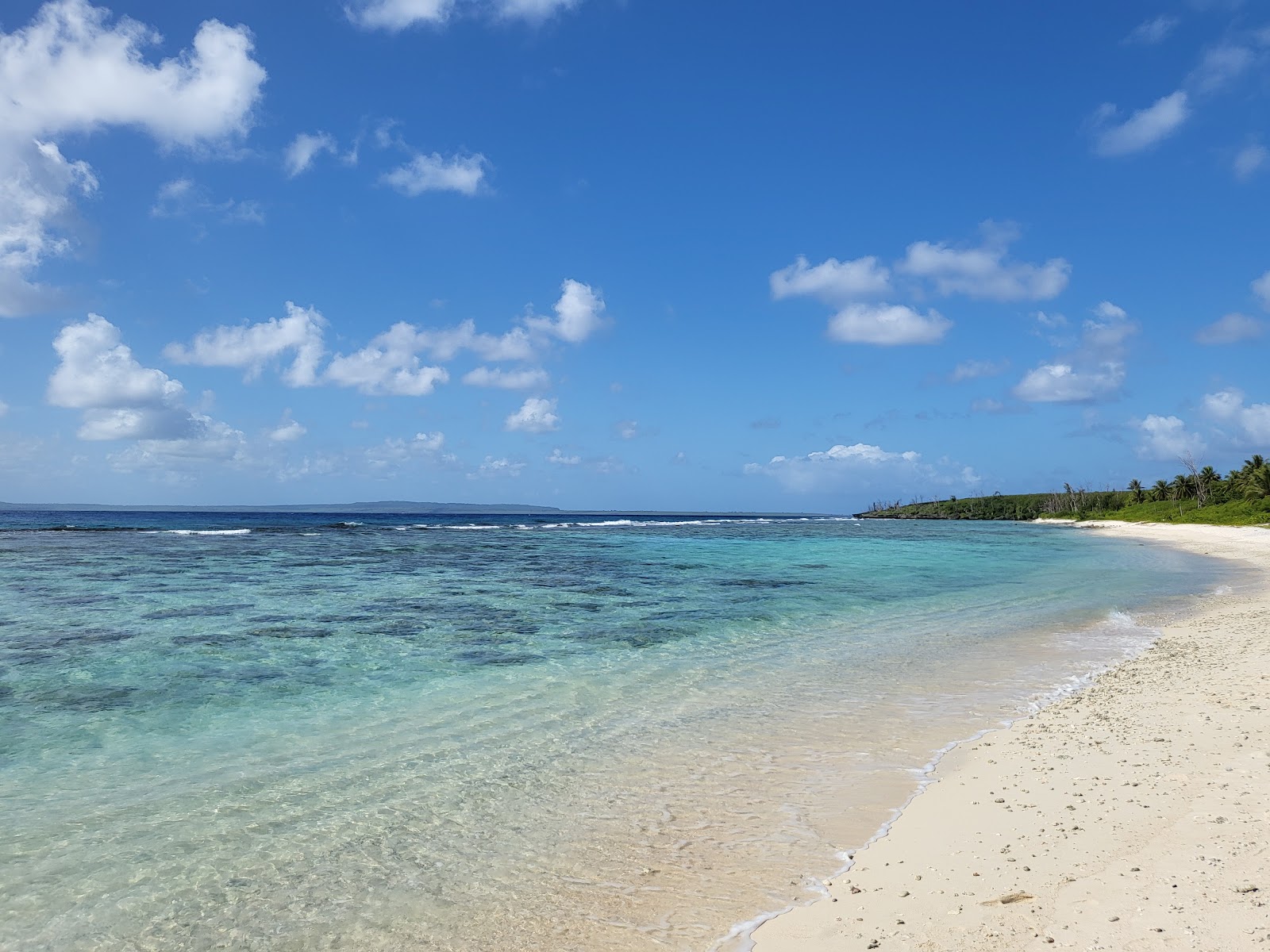 Foto af Obyan Beach med lys sand overflade