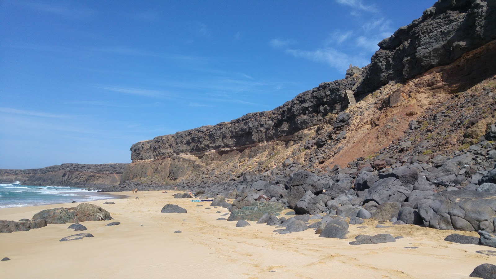 Zdjęcie Playa del Aguila otoczony górami