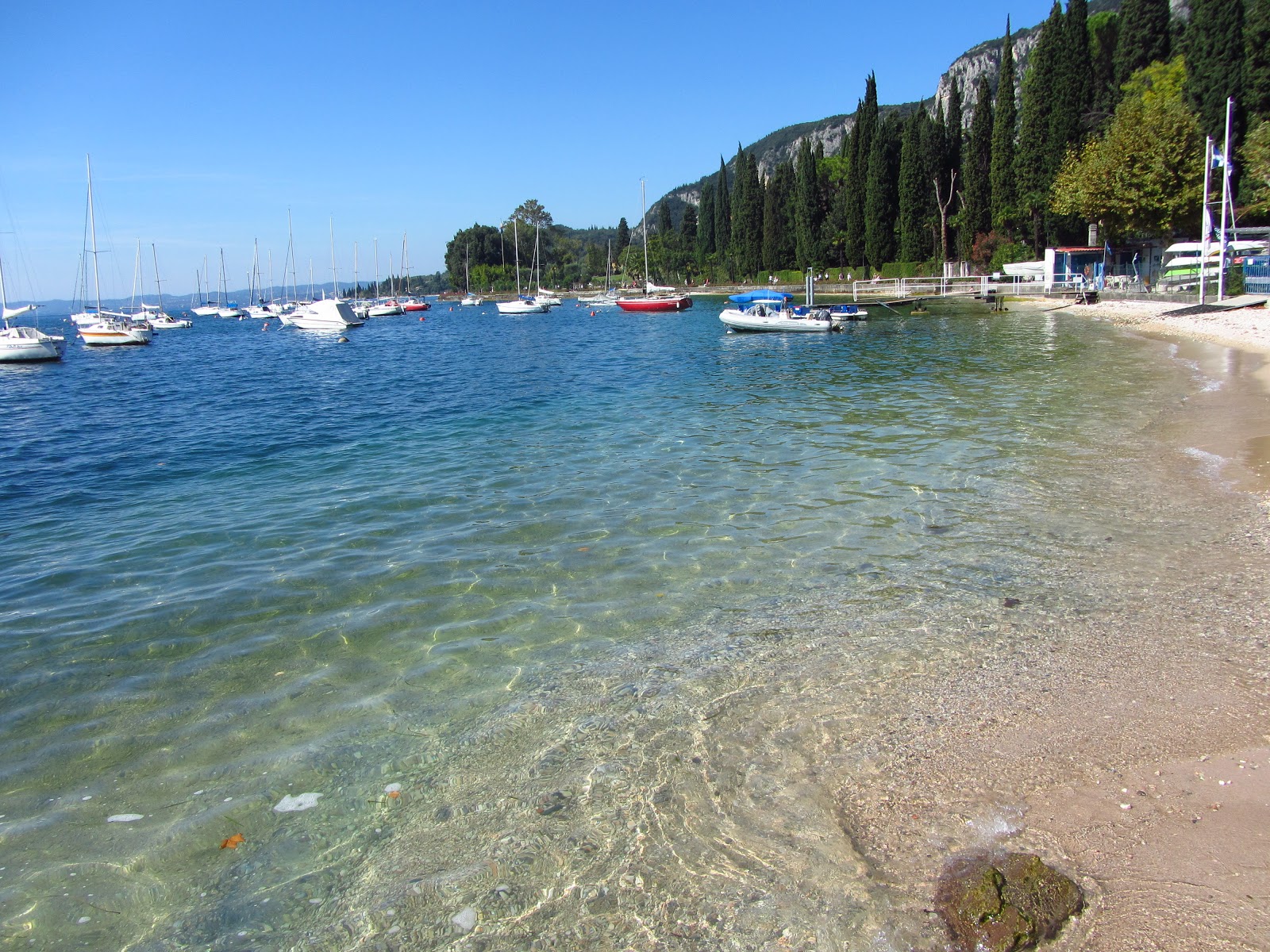 Foto von Corno di Garda Beach und seine wunderschöne Landschaft