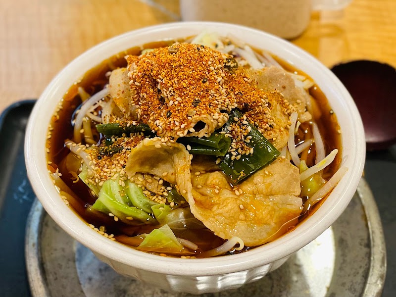 なぜ蕎麦にラー油を入れるのか。東新宿店