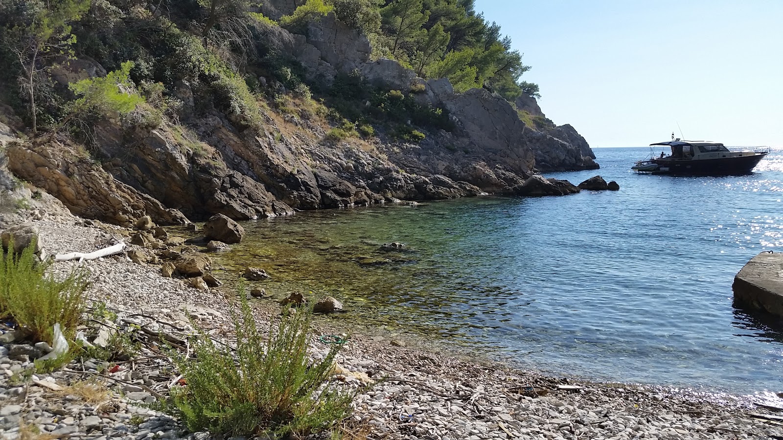 Grabova beach'in fotoğrafı küçük koy ile birlikte