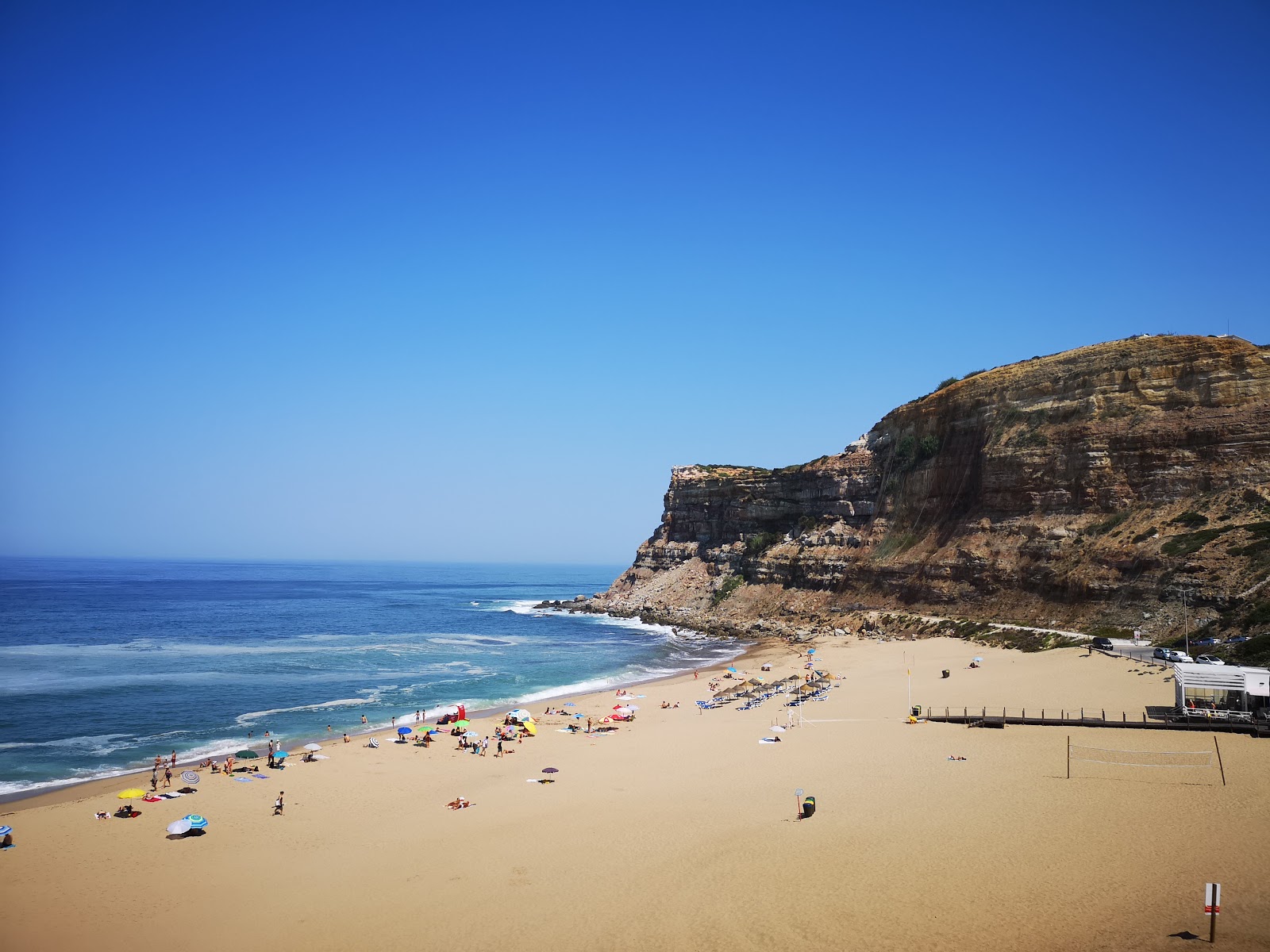 Valokuva Praia da Caladaista. pinnalla kirkas hieno hiekka:n kanssa