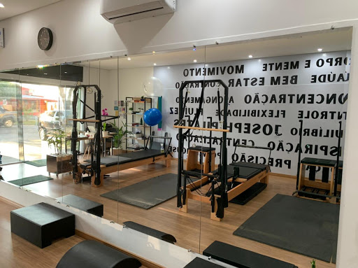 Logo da empresa - Moving Pilates Studio