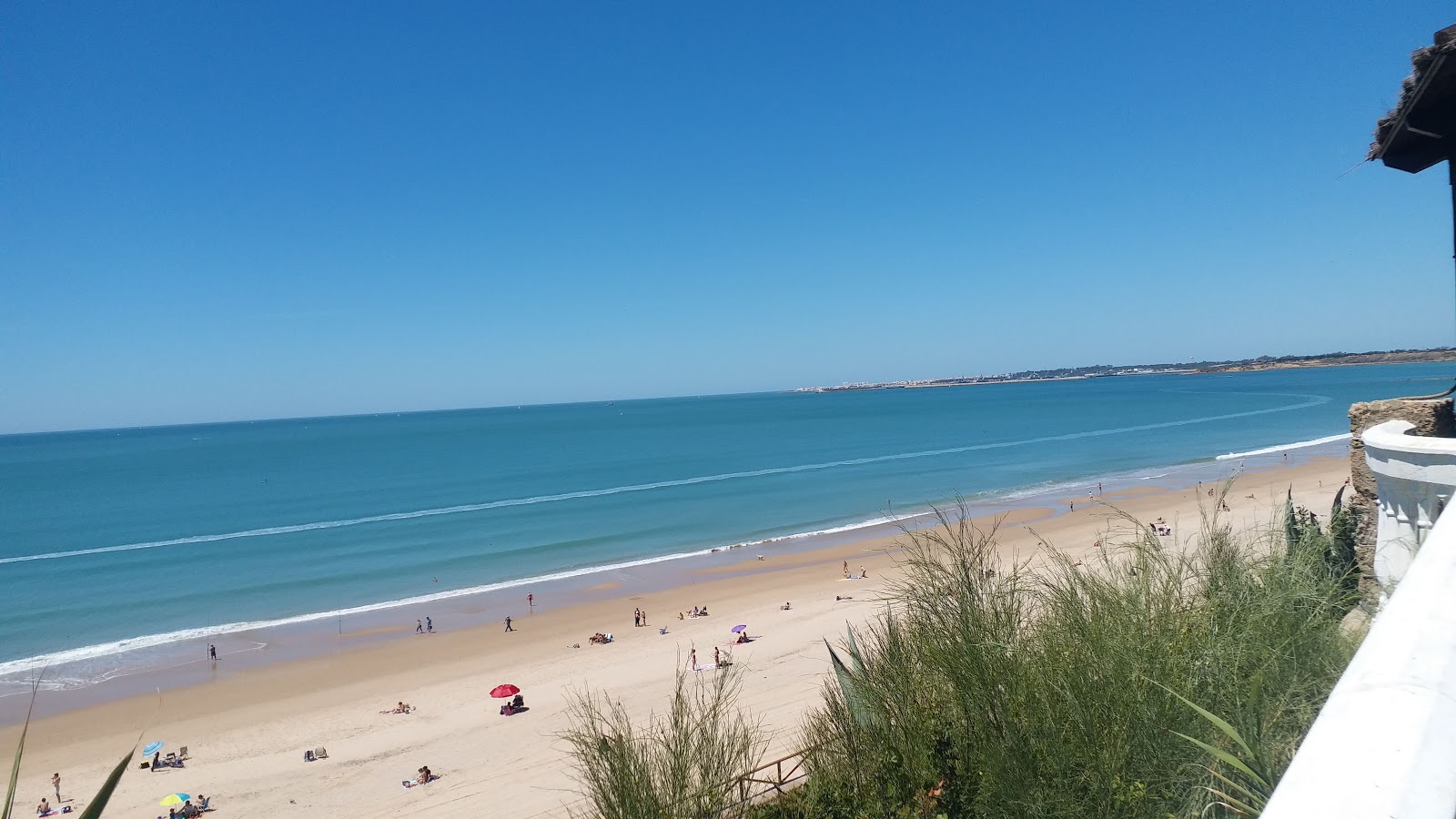 Foto di Playa de las Redes con baia grande