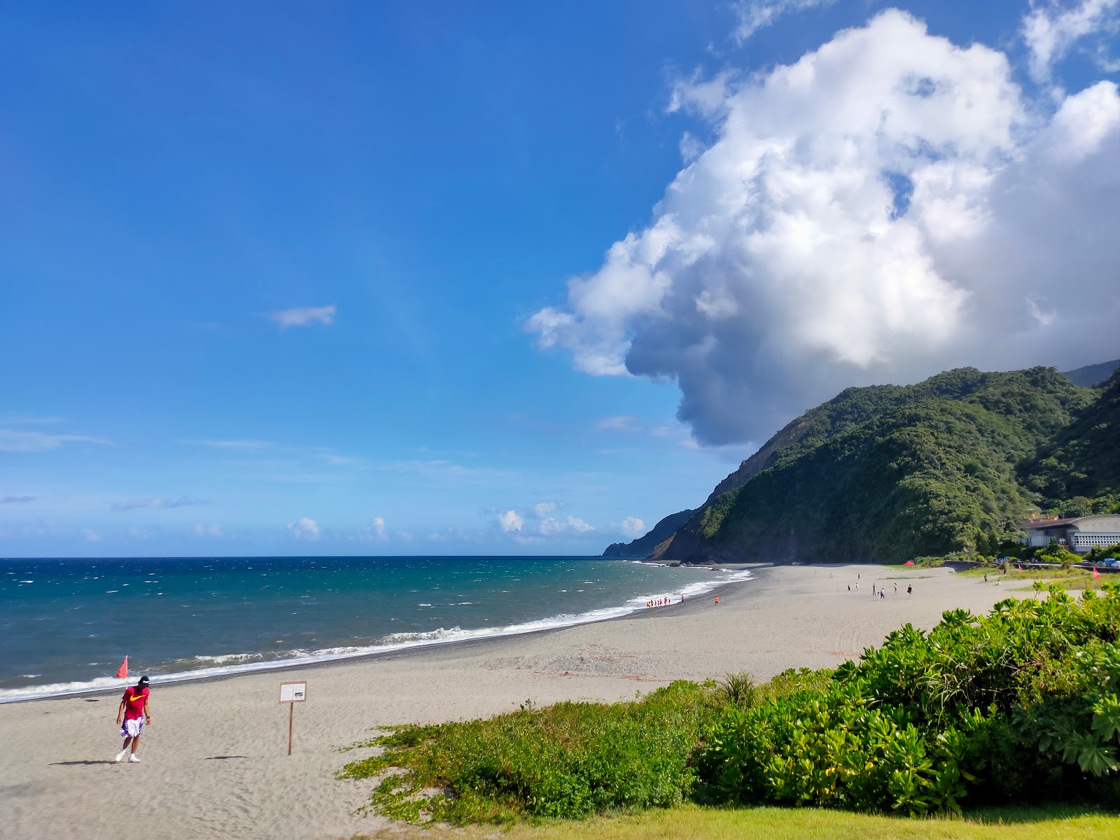 Foto av Neipi Beach med små grå småstenar yta