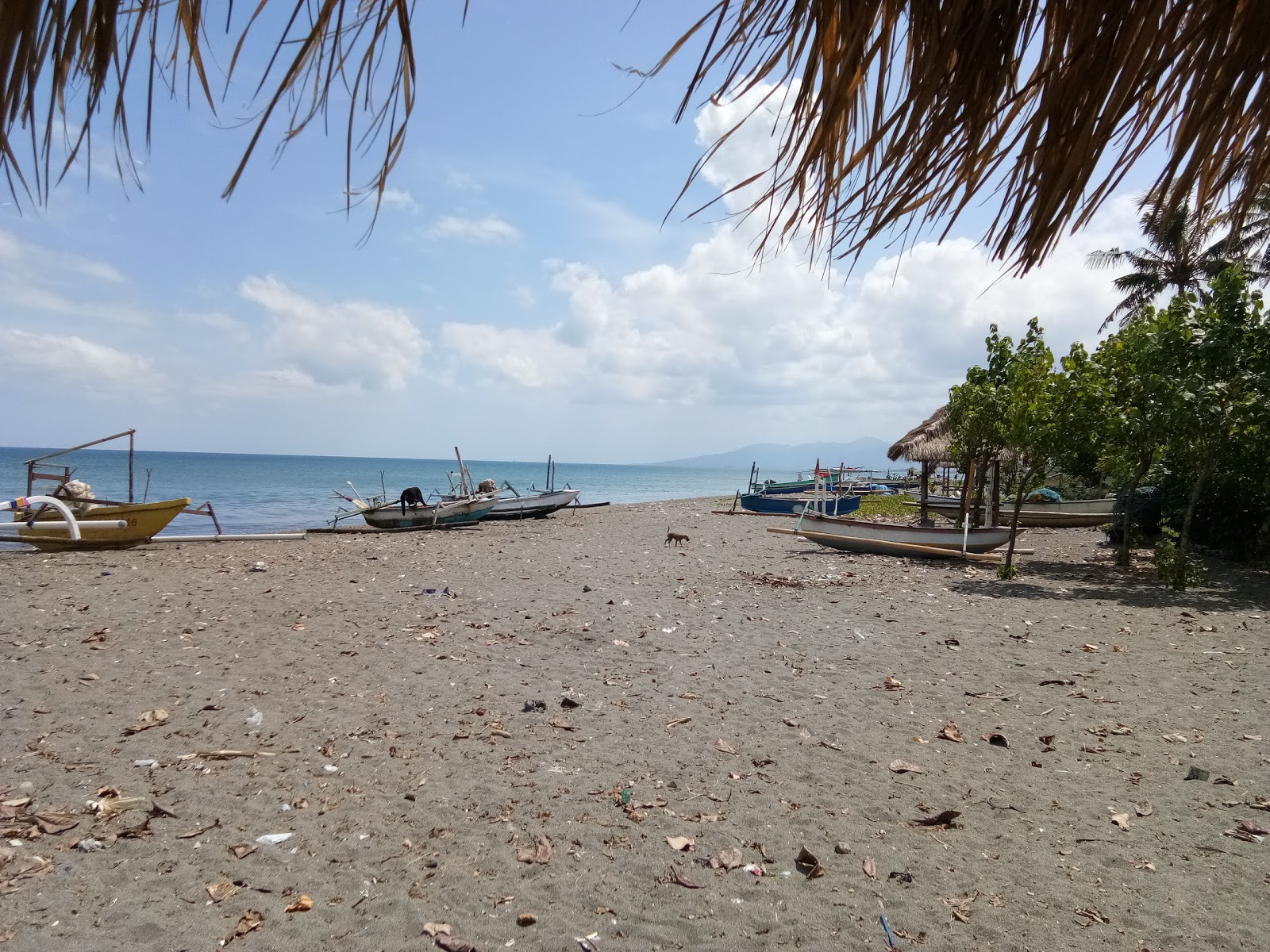 Foto de Karang Bangket Beach con arena oscura superficie