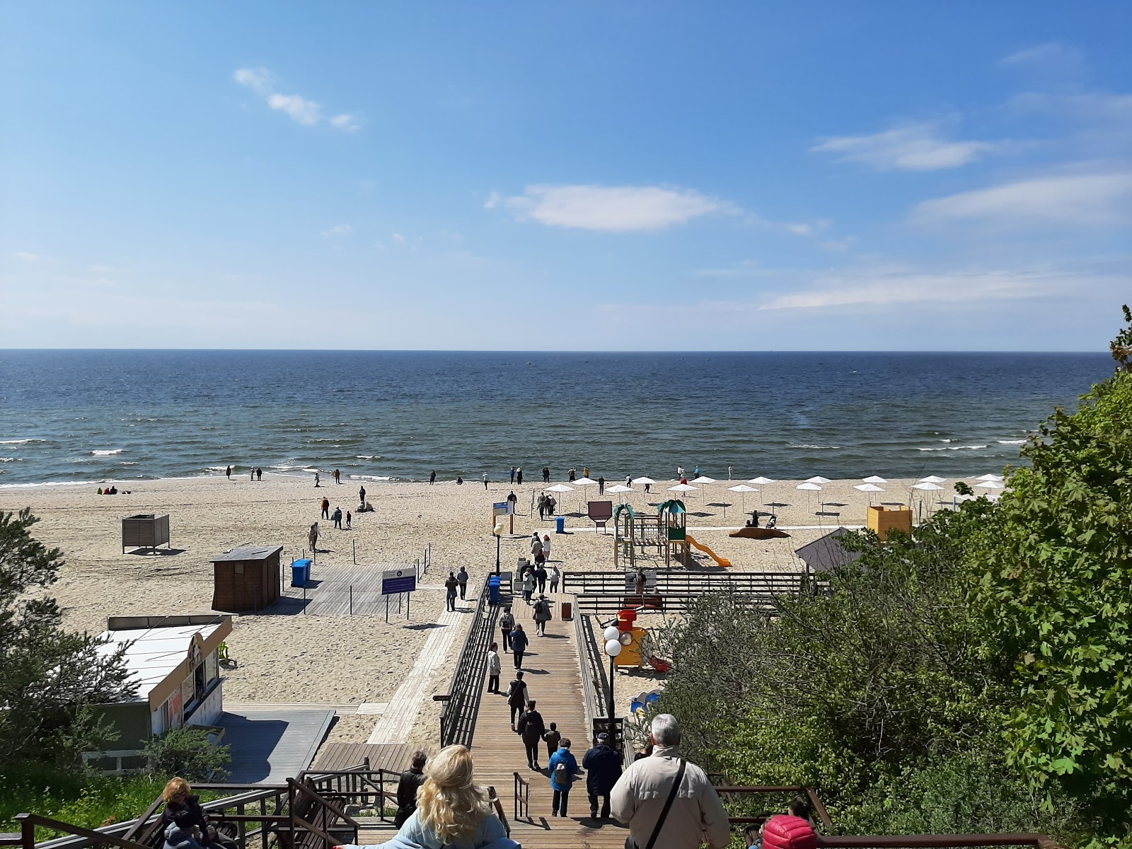 Foto von Yantarnyy Plaj mit türkisfarbenes wasser Oberfläche