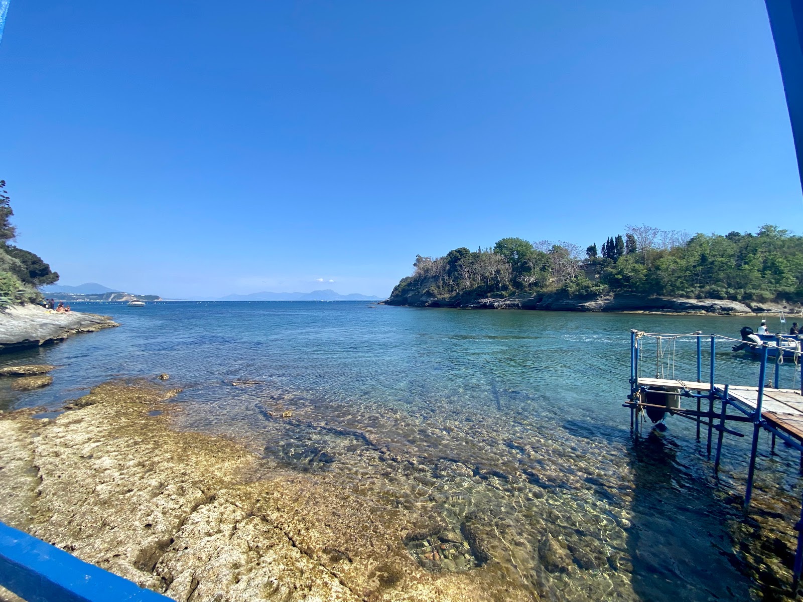 Foto von Schiacchetiello Beach umgeben von Bergen