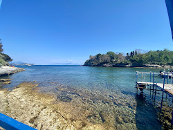 Foto von Schiacchetiello Beach umgeben von Bergen