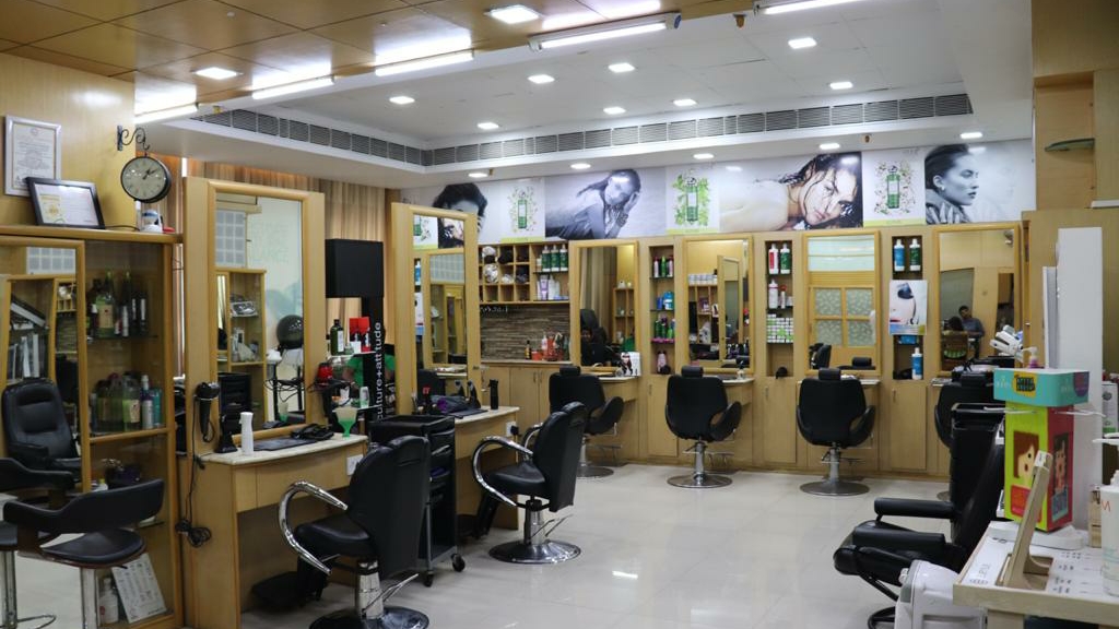 june tomkyns salon silver spring branch -Hair Skin Make up Studio in Kolkata