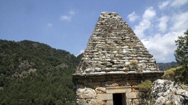 Diagoras ve karsnn piramit mezar
