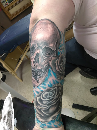 Tattoo Shop «Lucky Squirrel Tattoo», reviews and photos, 3341 Commercial St SE, Salem, OR 97302, USA