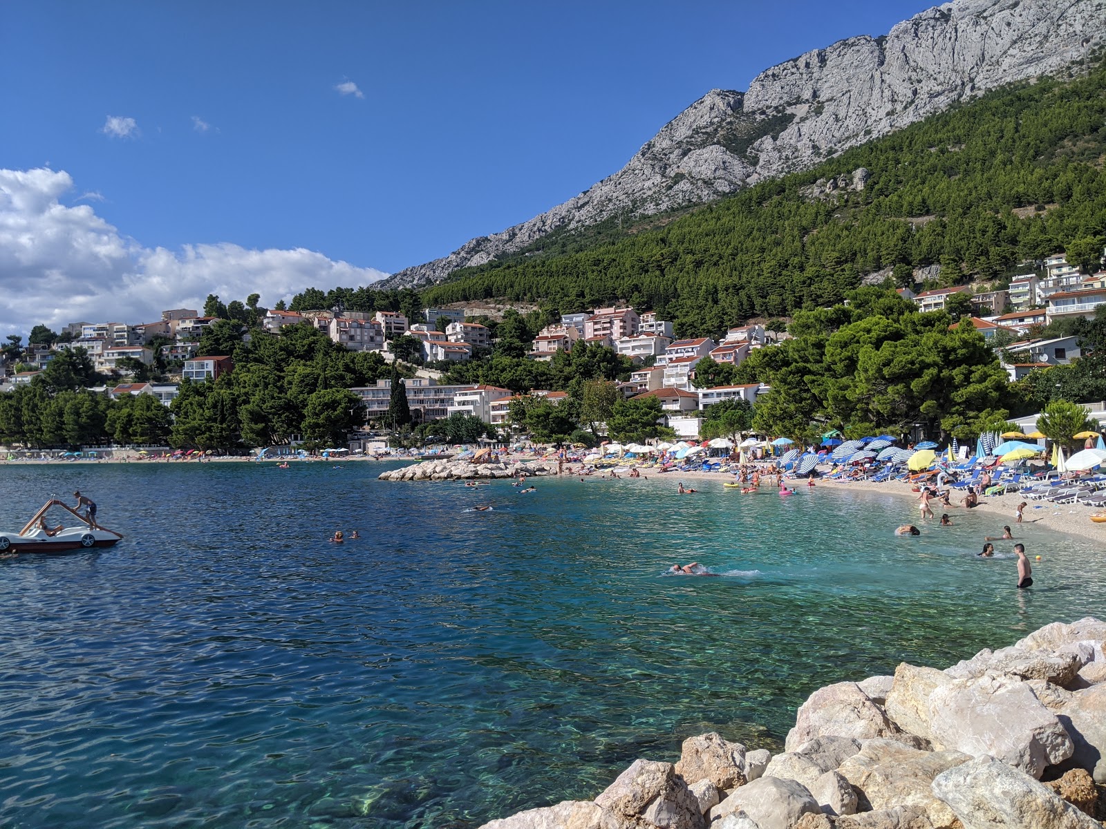 Foto di Ikovac beach con una superficie del piccoli ciottoli beige