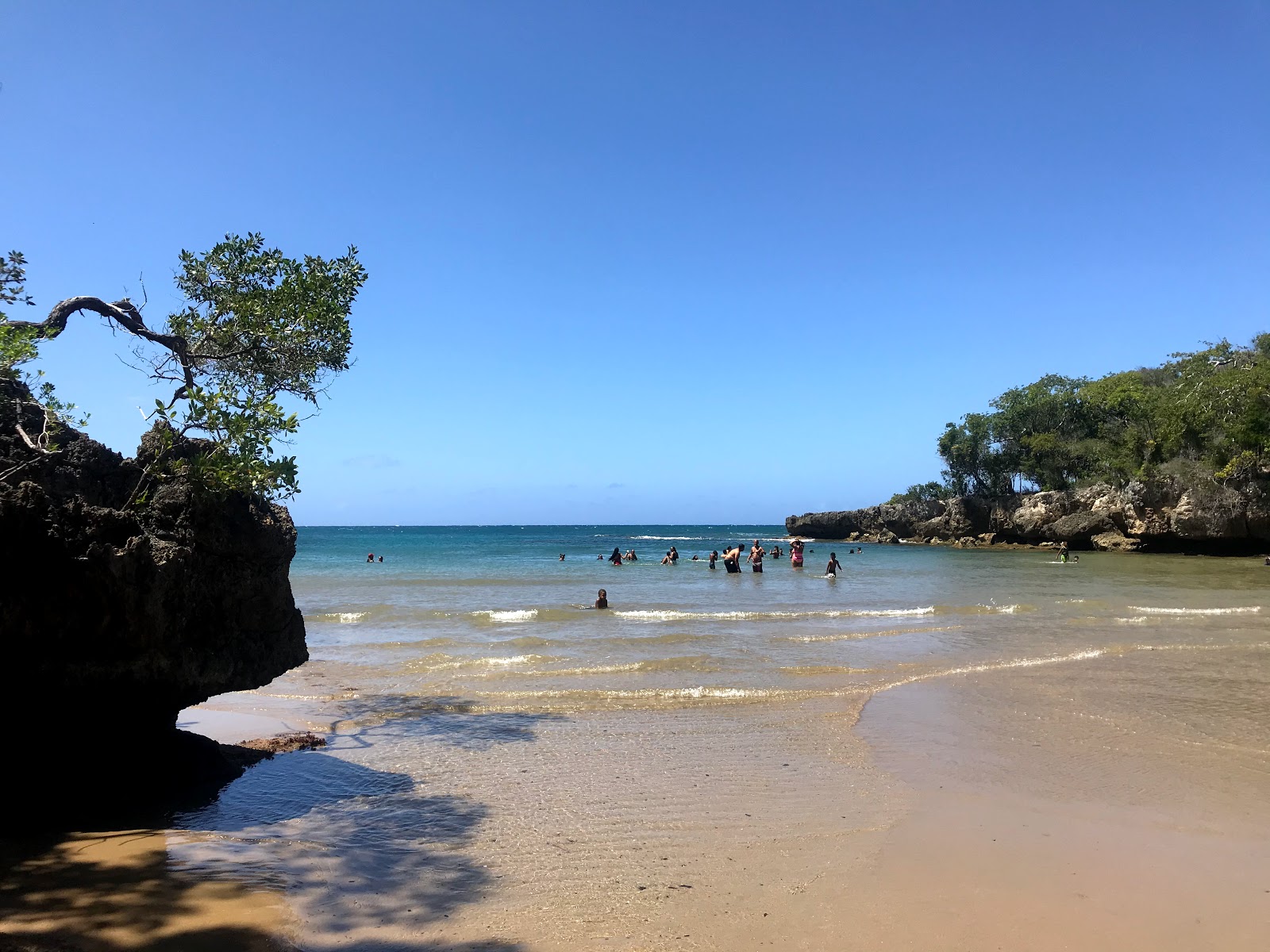 Foto von Playa de la Patilla mit beiger sand Oberfläche