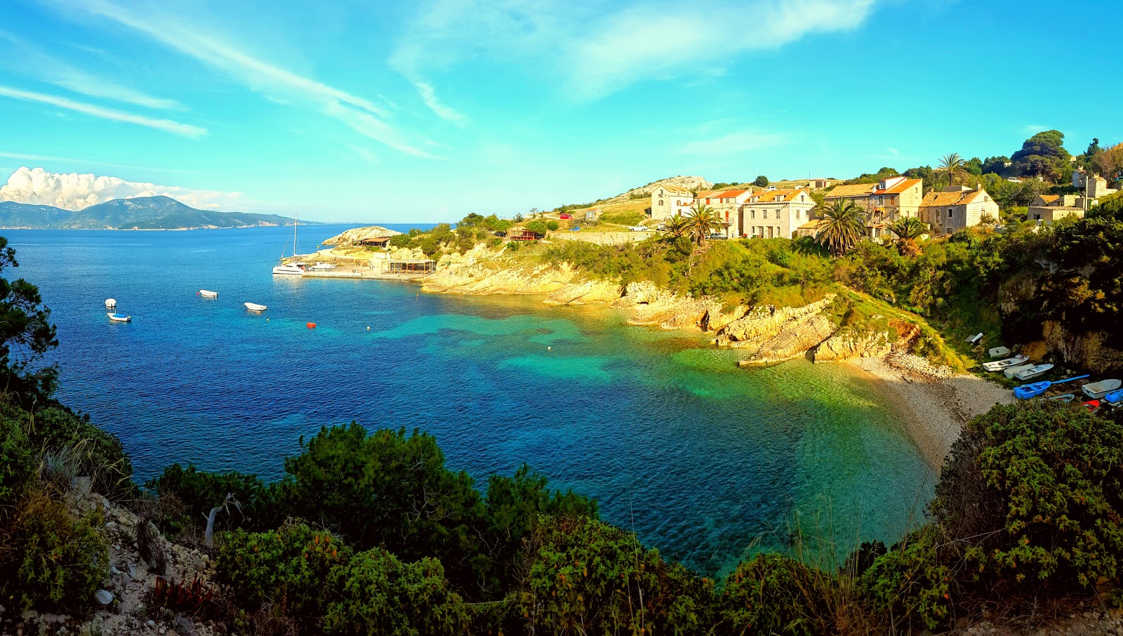 Foto di Le Grand beach con una superficie del acqua cristallina