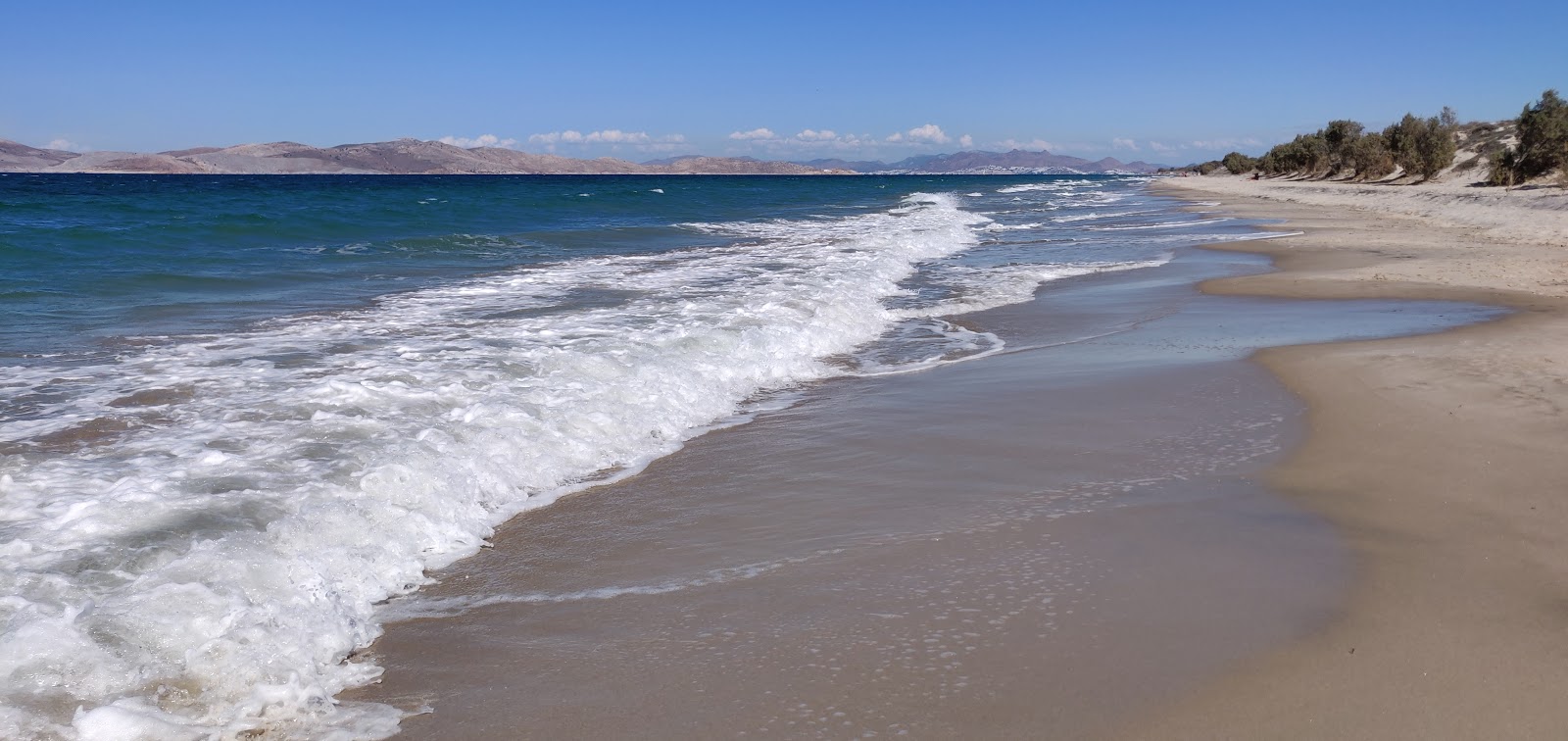 Foto di Marmari wild beach con una superficie del sabbia grigia